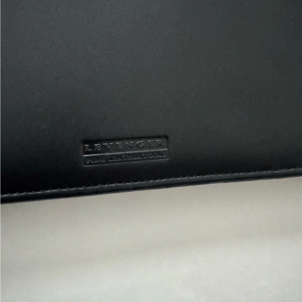 Levenger Black Leather Portfolio Briefcase Retractable Handle Zipper Closure